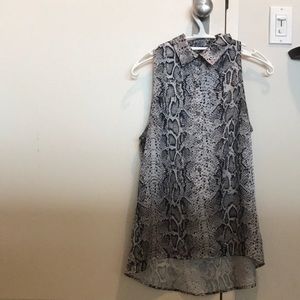 Animal print sleeveless 3/4 button down high- low top in size M w collar